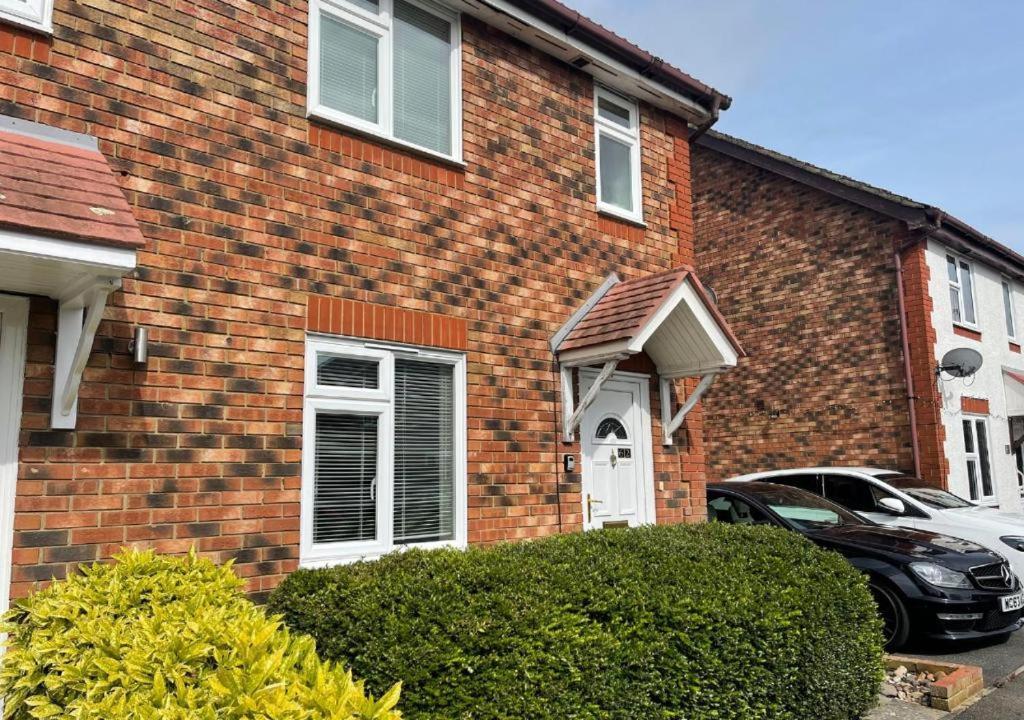 Ashford Holiday Home Smithy Drive Sleeps 5 Free Wifi And Vehicle Parking Kingsnorth Exterior photo