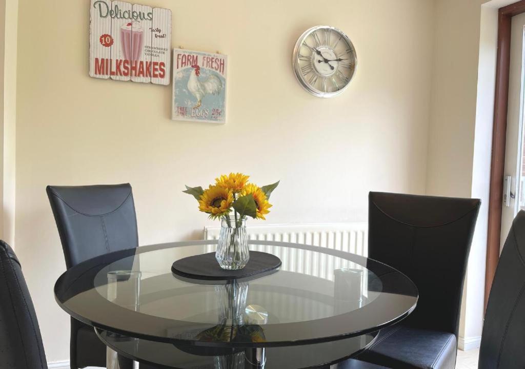 Ashford Holiday Home Smithy Drive Sleeps 5 Free Wifi And Vehicle Parking Kingsnorth Exterior photo
