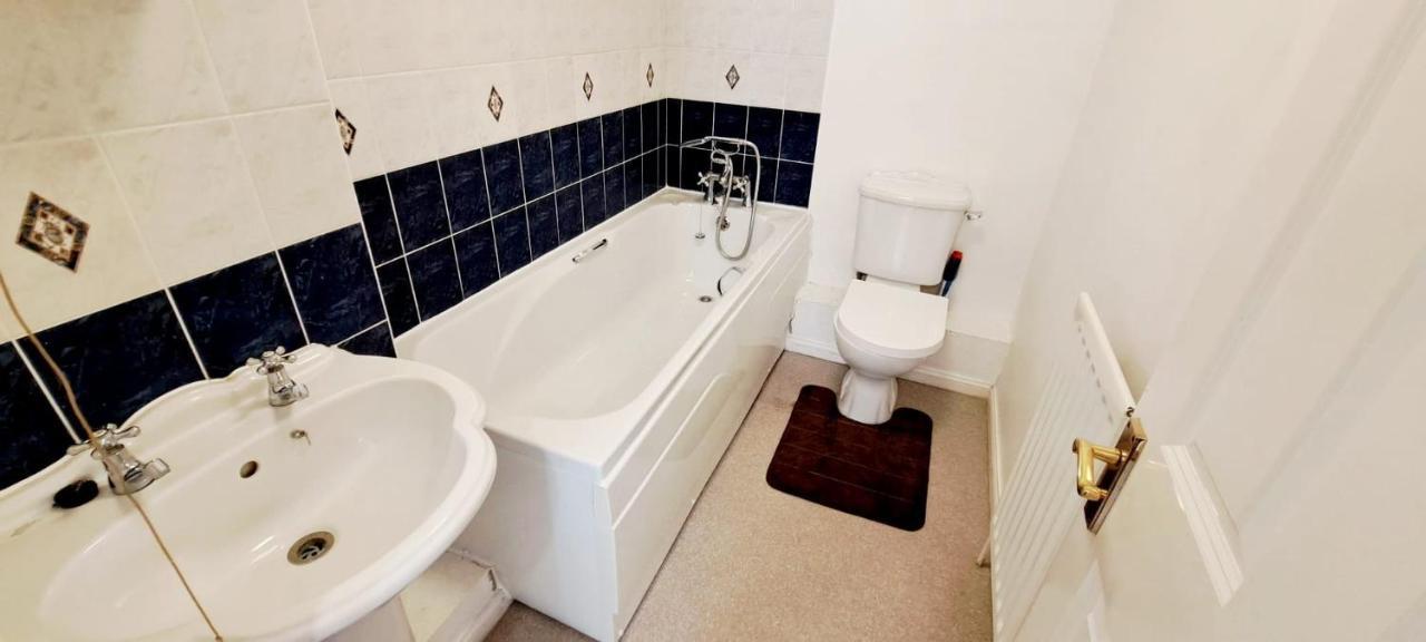 Ashford Holiday Home Smithy Drive Sleeps 5 Free Wifi And Vehicle Parking Kingsnorth Exterior photo